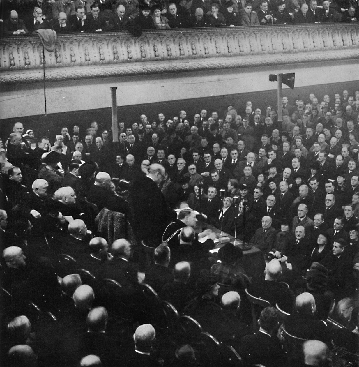 27. ledna promluvil pan Churchill k publiku ve Free Trade Hall, Manchester, 1913, 1945 od Unbekannt