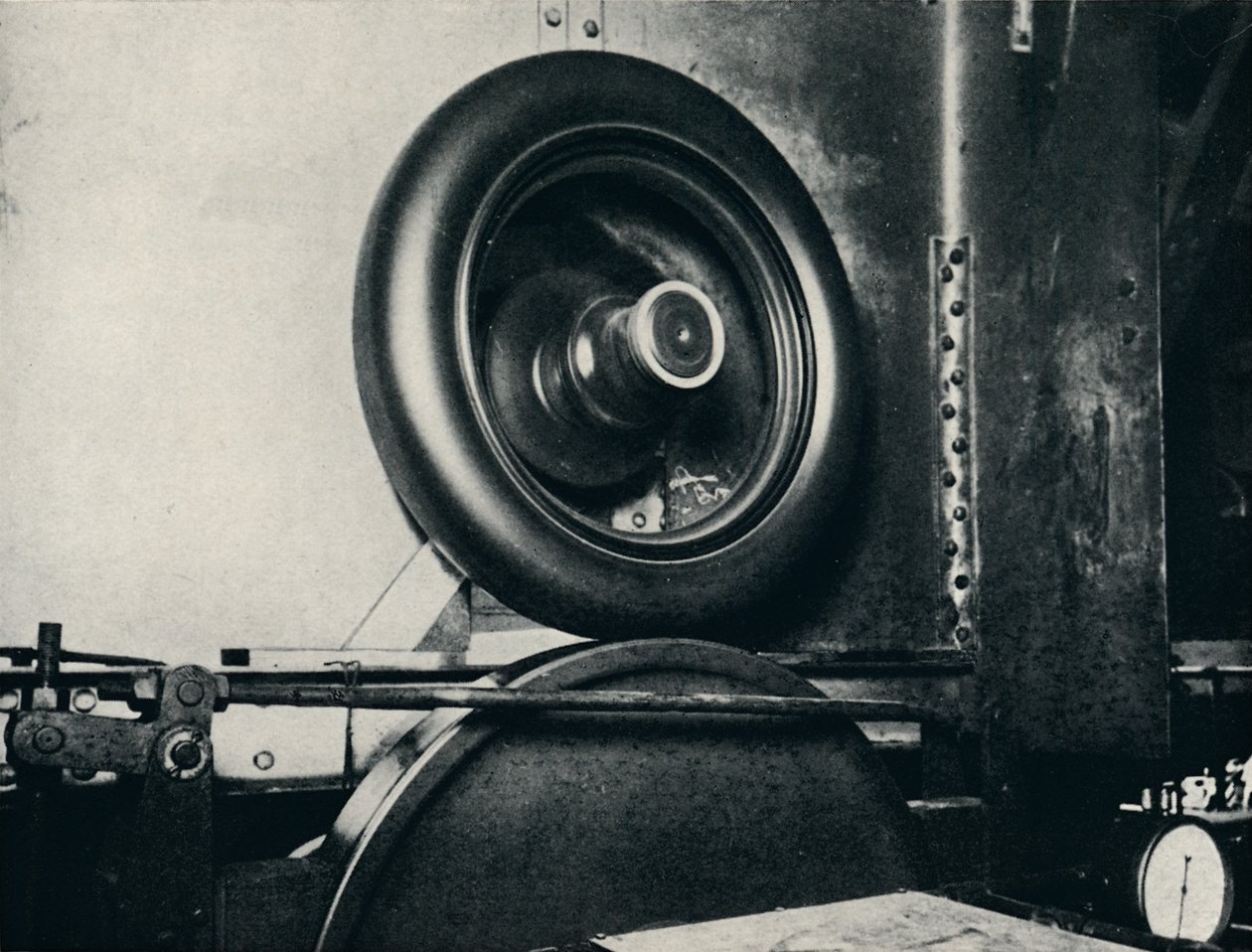 Jedna z pneumatik Sir Malcolm Campbells běžící rychlostí 300 m.p.h., 1937 od Unbekannt