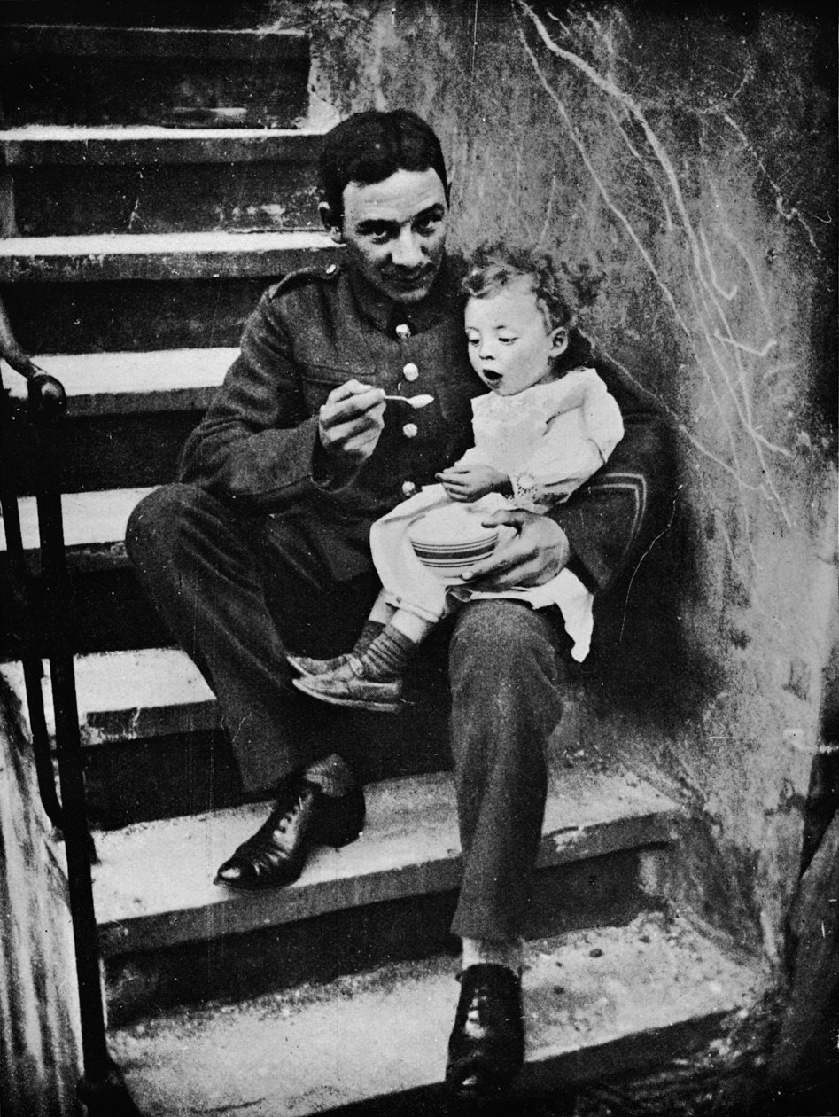 Jeden z Nové armády, který se stal užitečným ve svém ubytovně, 1915 od Unbekannt