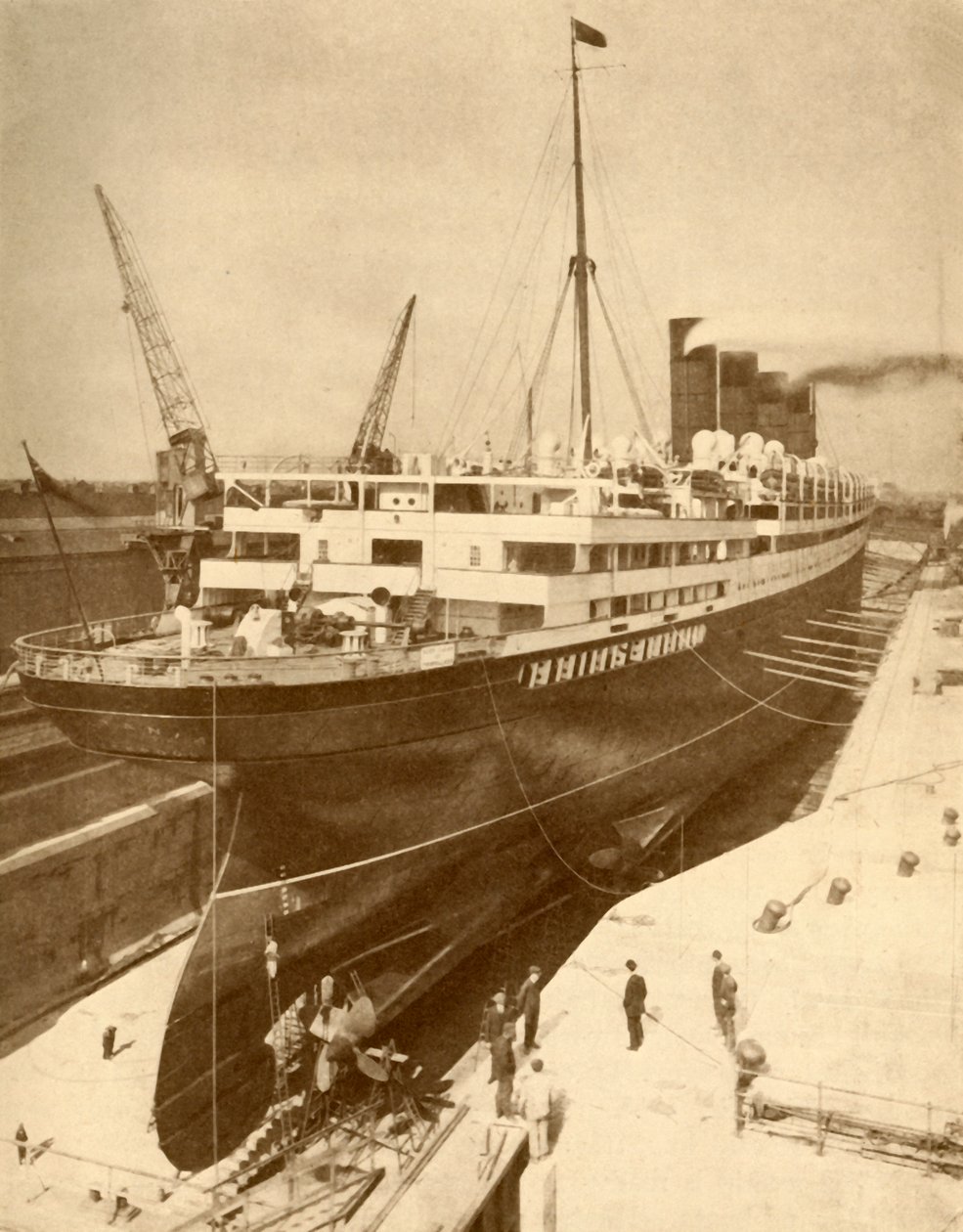 Generální oprava velkého parníku v Graving Dock v Liverpoolu, c1930. od Unbekannt