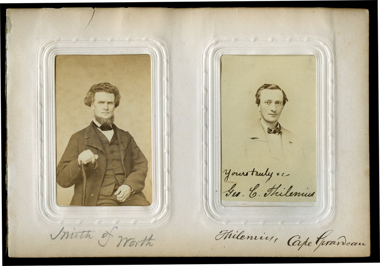 Patnáctá strana alba s polovičním portrétem Eli Smithové (vlevo) a poprsním portrétem George C. Thileniuse (vpravo). Smith of Worth and Thilenius, Cape Girardeau (napsáno na stránce alba).  Smith byl delegát z Worth County (12. senátorský od Unbekannt