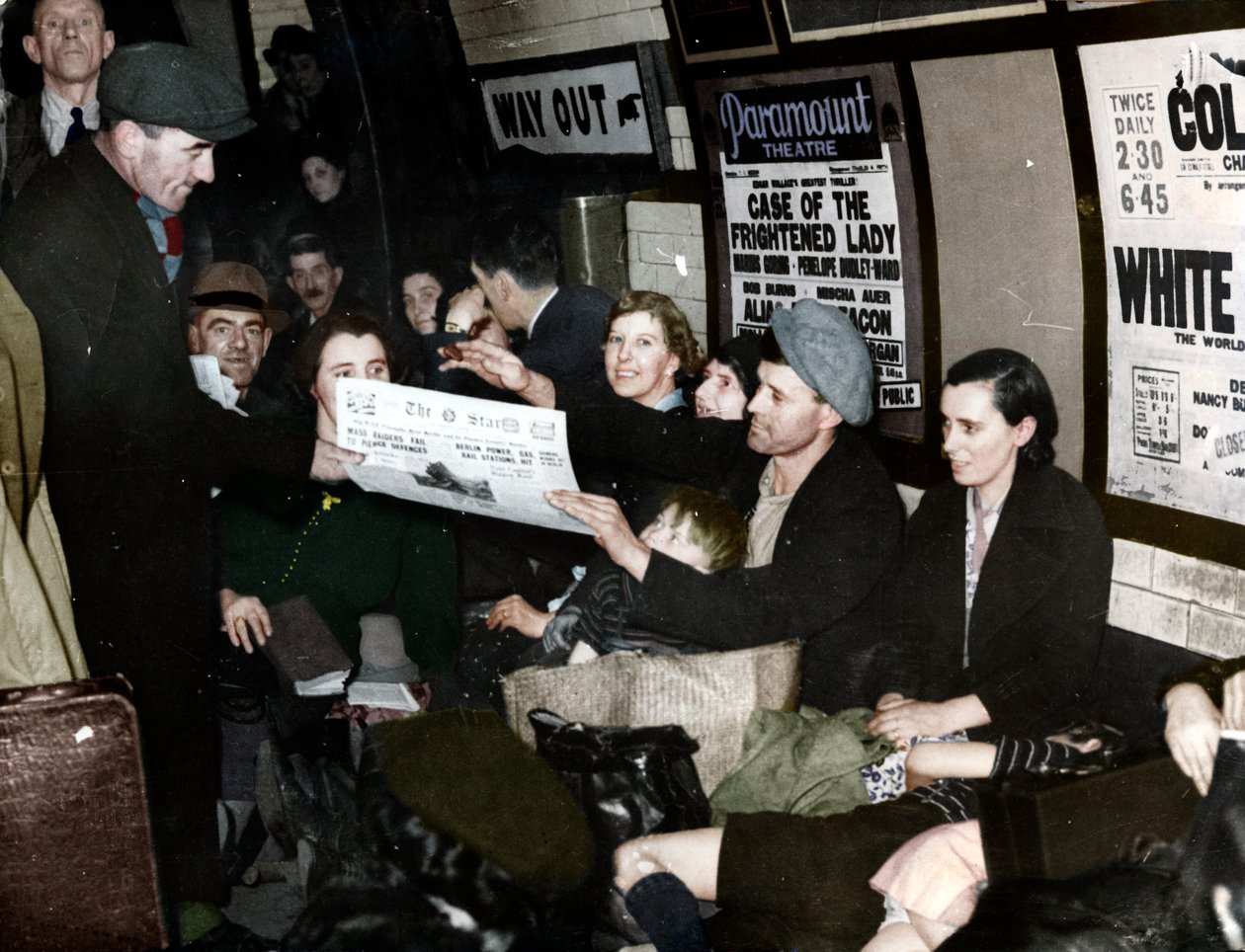 Prodavač papíru dole v metru, Londýn, kolem roku 1940 od Unbekannt