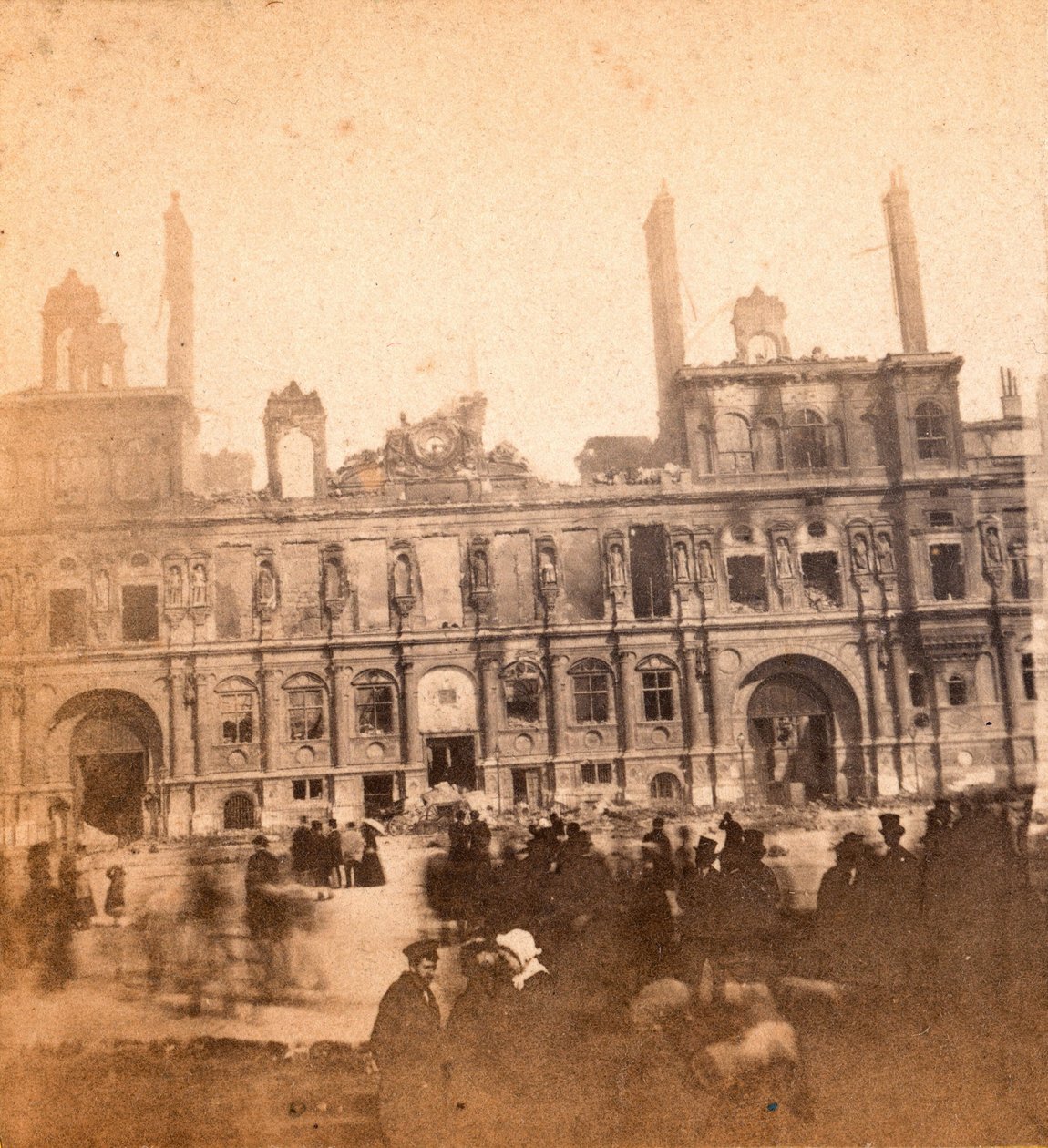 Pařížská komuna (1871): pohled na Hotel de Ville po požáru v květnu 1871. Anonymní fotografie. Tisk na karton Rozm. 8,5 x 8 cm od Unbekannt