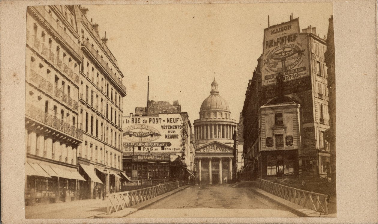 Pařížská komuna (1871): pohled na Pantheon a rue Soufflot (velké billboardy propagující Maison de la rue du Pont Neuf). Anonymní fotografování. Tisk na karton Rozm. 10x6 cm od Unbekannt