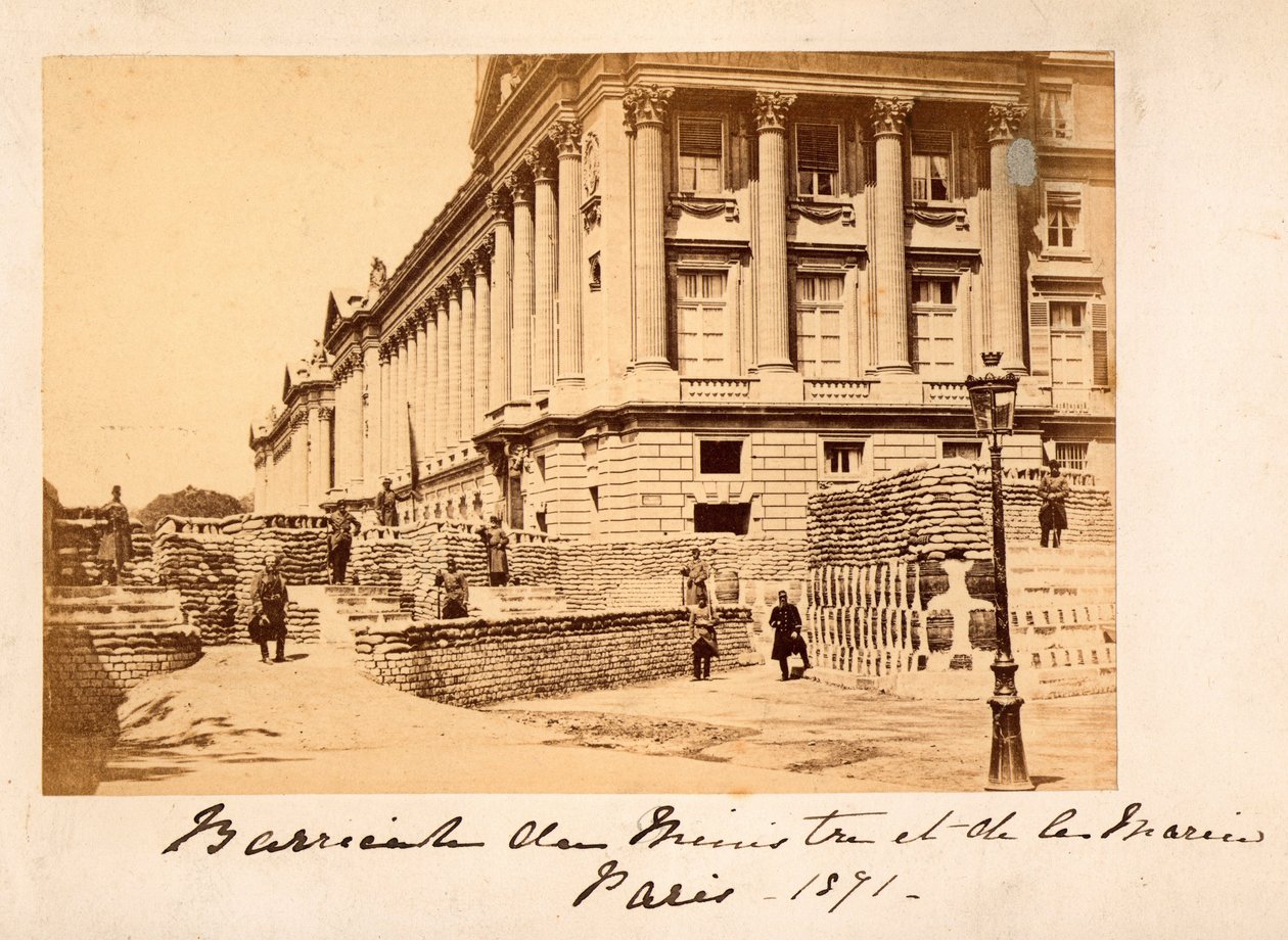 Pařížská komuna (1871): pohled na barikádu Place de la Concorde před ministerstvem námořnictva (Hotel de la Marine nebo také Hotel du Garde Meuble) v Paříži. Anonymní fotografování. Tisk na karton Rozm. 22 x 14 cm od Unbekannt