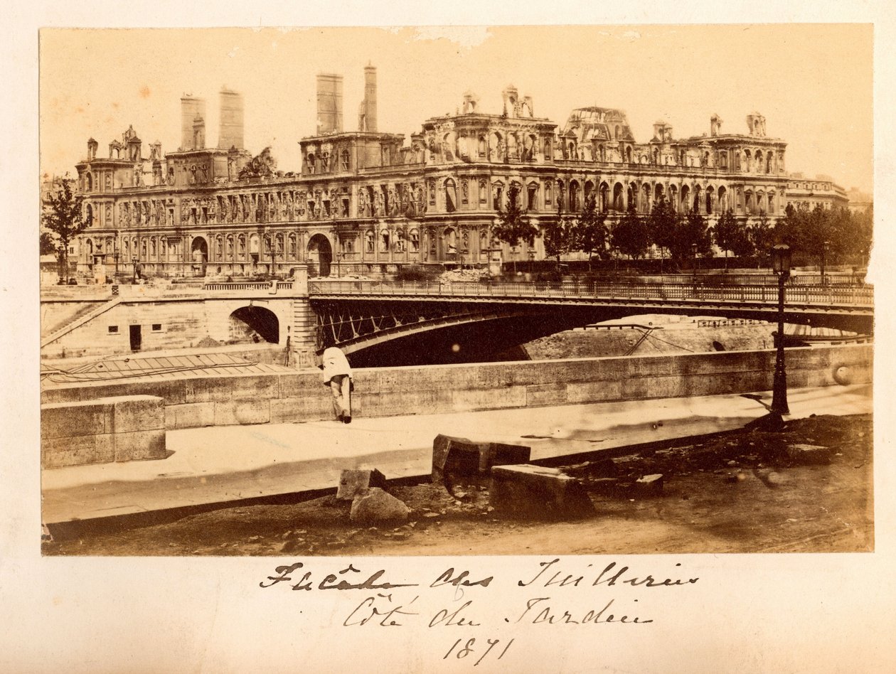 Pařížská komuna (1871): pohled na most Arcole a Hotel de Ville po požáru v květnu 1871. Anonymní fotografie. Tisk na karton od Unbekannt