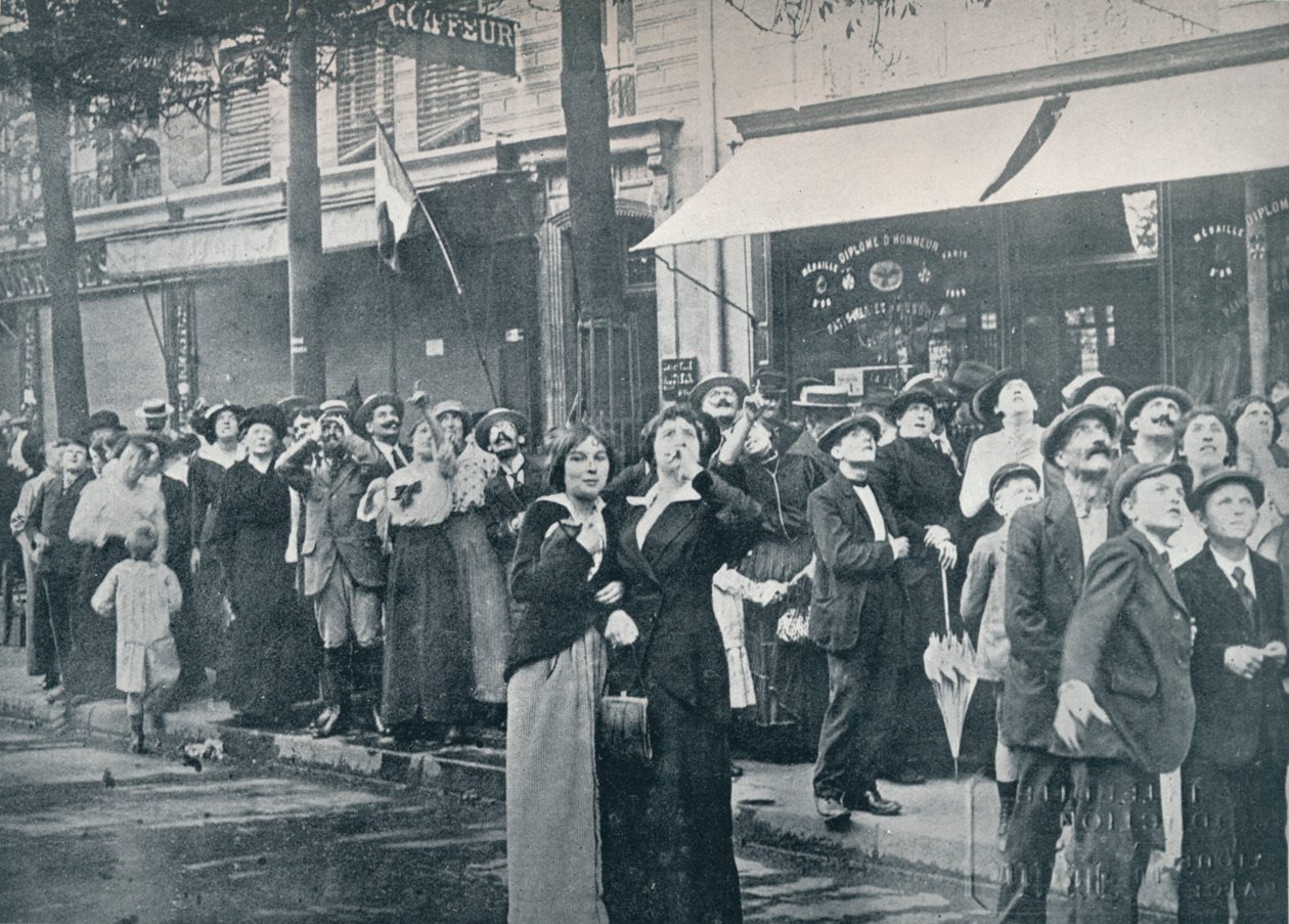 Pařížský dav sleduje jedno z německých letadel letící nad městem, c1914 od Unbekannt