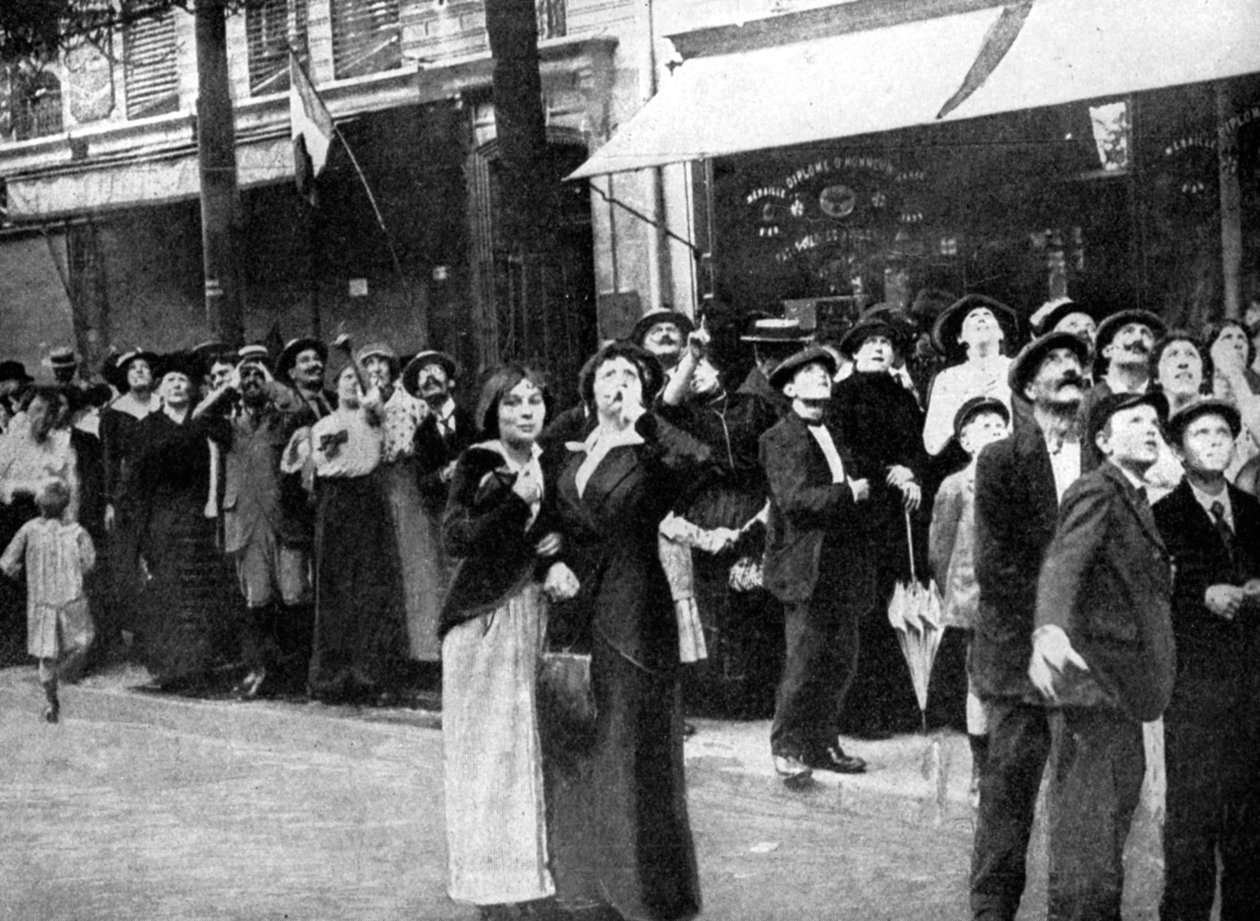 Pařížané sledují německé letadlo, první světová válka, 1914 od Unbekannt