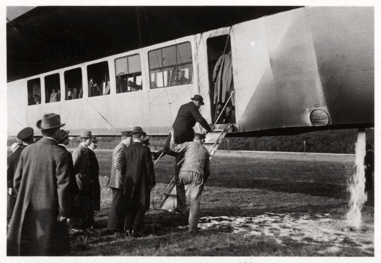 Cestující nastupující do Zeppelin LZ 11 Viktoria Luise, c1912-1914 1933 od Unbekannt