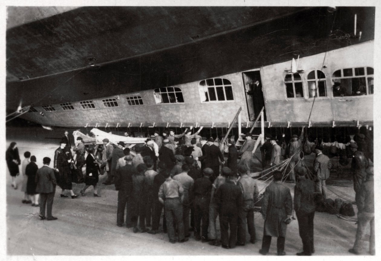 Cestující nastupující do Zeppelin LZ 127 Graf Zeppelin, 1933 od Unbekannt