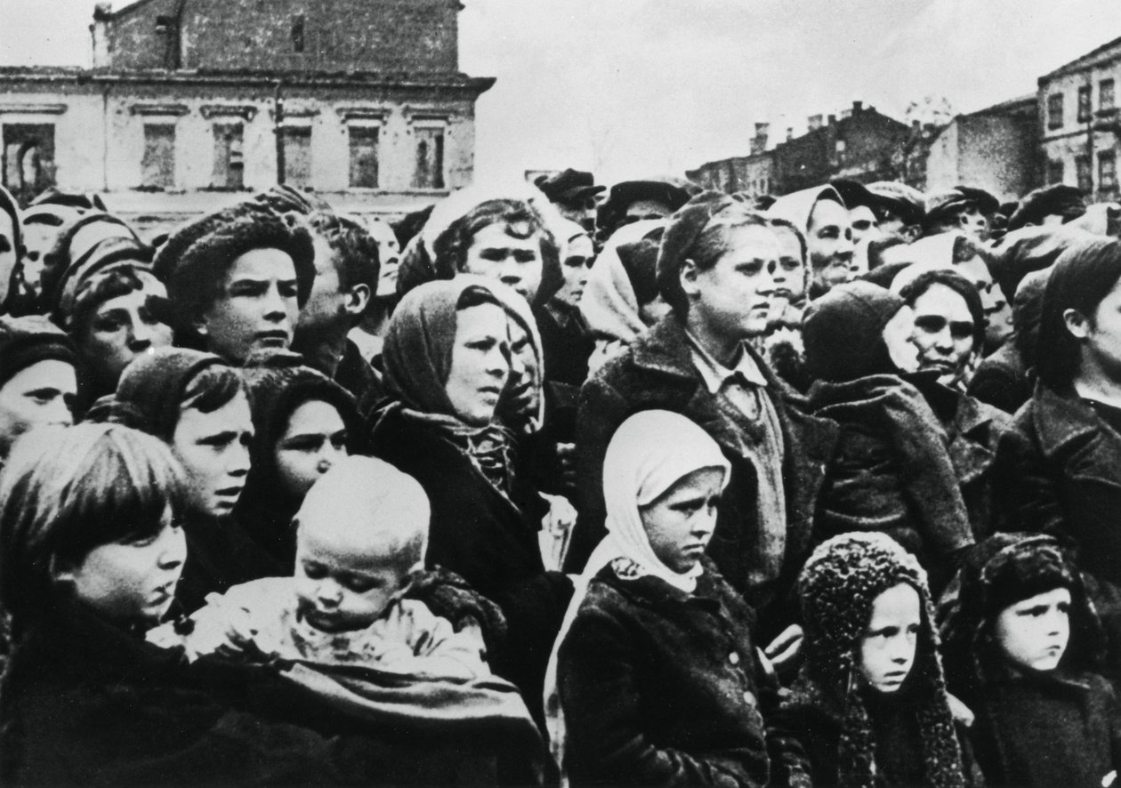 Lidé z ruského města Smolensk po jeho osvobození Rudou armádou, 1943 od Unbekannt