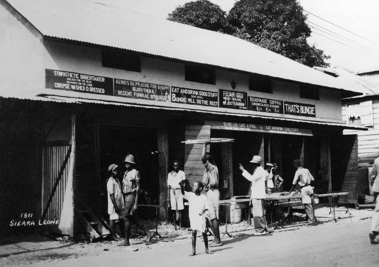 Lidé mimo prostory pohřebního ústavu, Sierra Leone, 20. století od Unbekannt