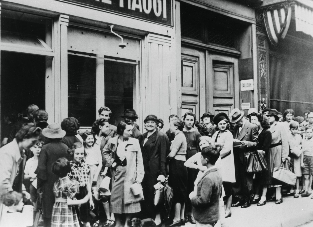 Lidé ve frontě před mlékárnou, Němci okupovaná Paříž, 26. července 1940 od Unbekannt