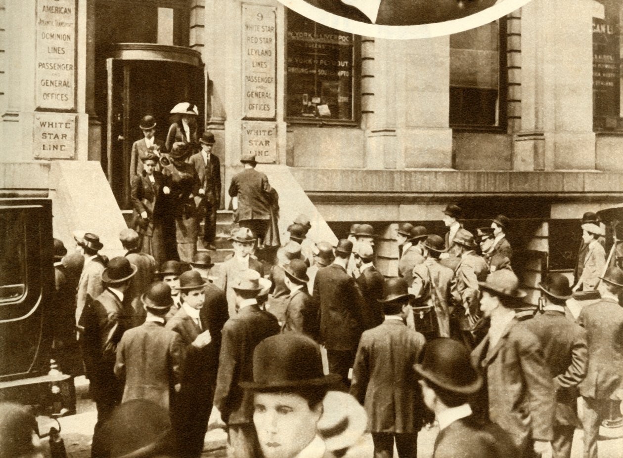 Lidé čekající na zprávy o Titaniku...New York City, USA, duben 1912, 1935. od Unbekannt