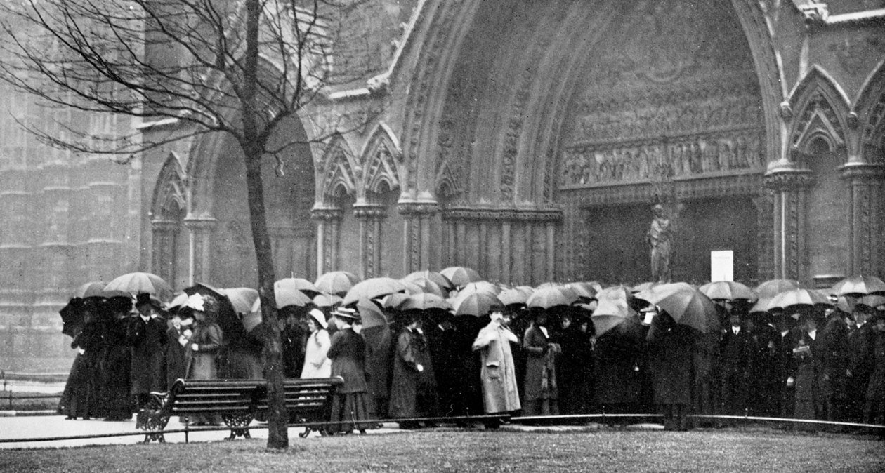 Lidé čekající v dešti, aby se mohli zúčastnit bohoslužby ve Westminsterském opatství, Londýn, 1910 od Unbekannt