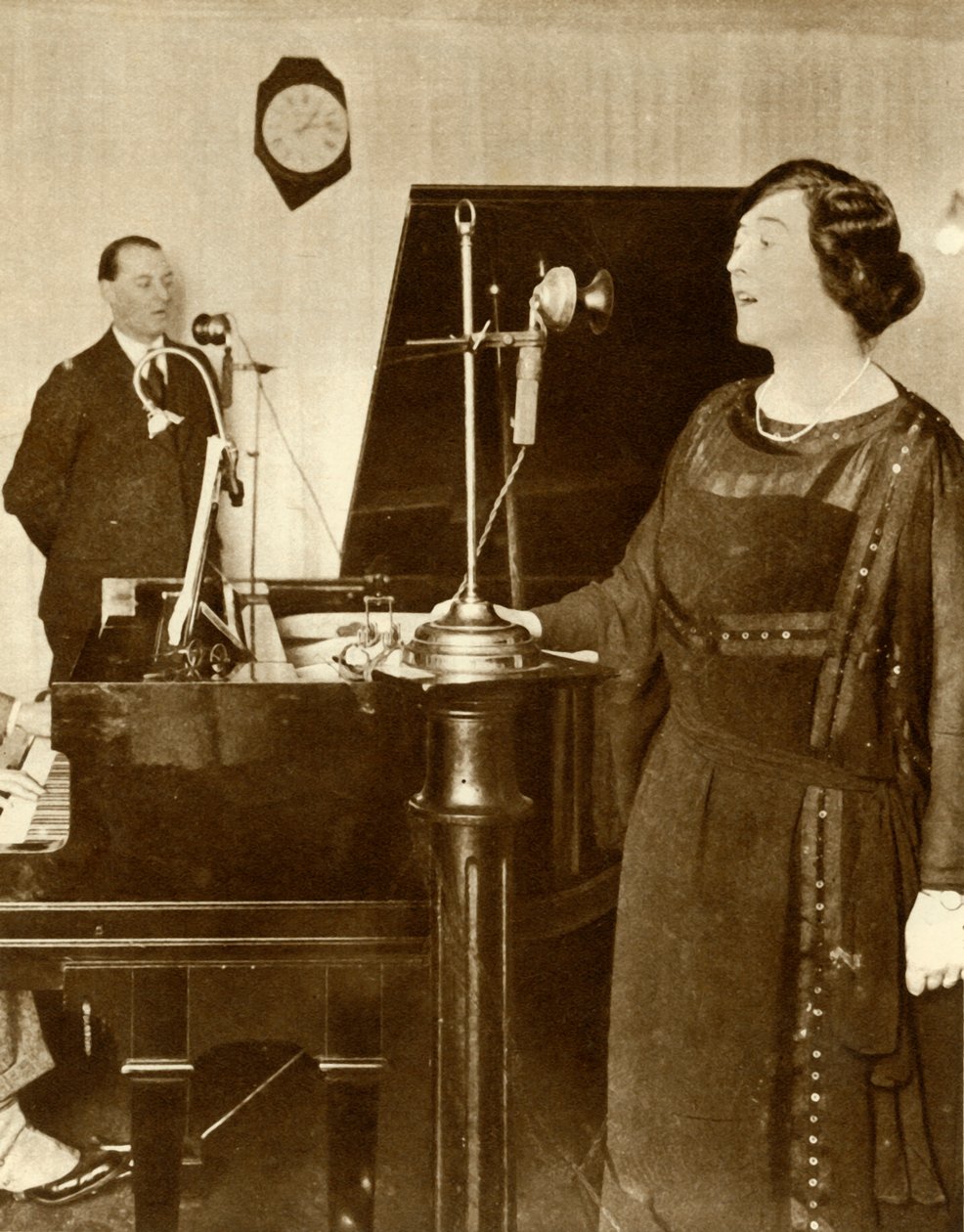 Interpreti zpívající duet v jednom ze studií 2LO, Savoy Hill, Londýn, 1923, 1935. od Unbekannt