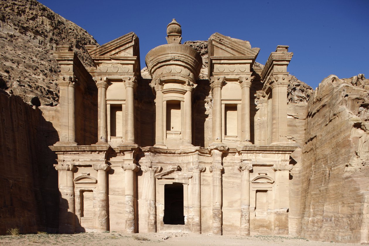 Archeologické naleziště Petra: Al-Dier, neboli klášter (pojmenovaný po bývalém použití hrobky), největší hrobka v Petře, Petra, Jordanie od Unbekannt