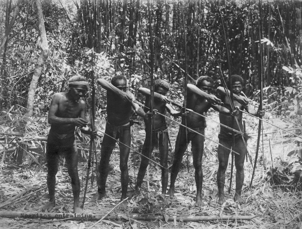Filipíny: kolem roku 1890 mužští členové kmene Negrito ukazují své lovecké dovednosti (černobílá fotografie) od Unbekannt