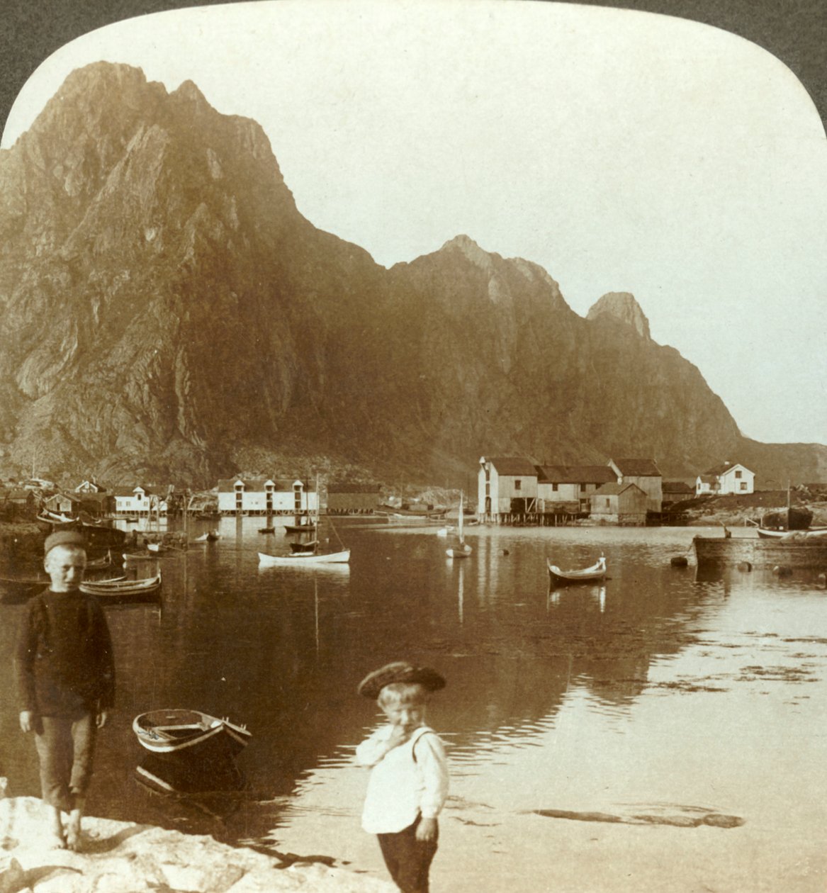 Malebný Svolvaer, rybářská stanice na dalekém severu, Lofoty, Severní Norsko, c1905. od Unbekannt