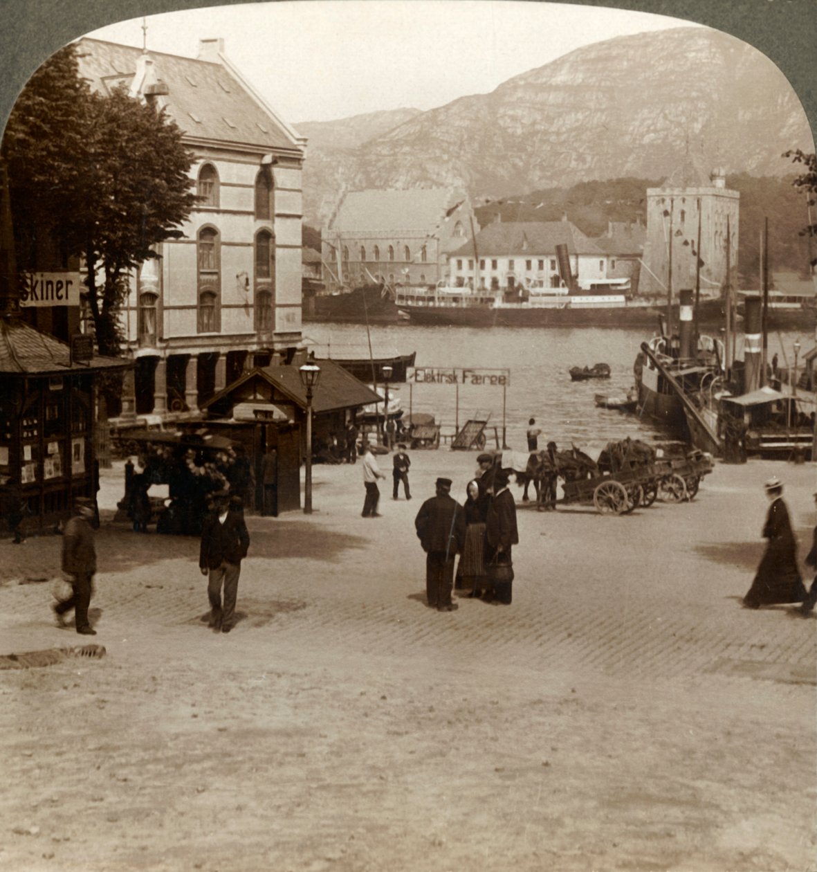 Malebná stará pevnost Bergenhus, z náměstí v moderním městě, Bergen, Norsko, 1905. od Unbekannt