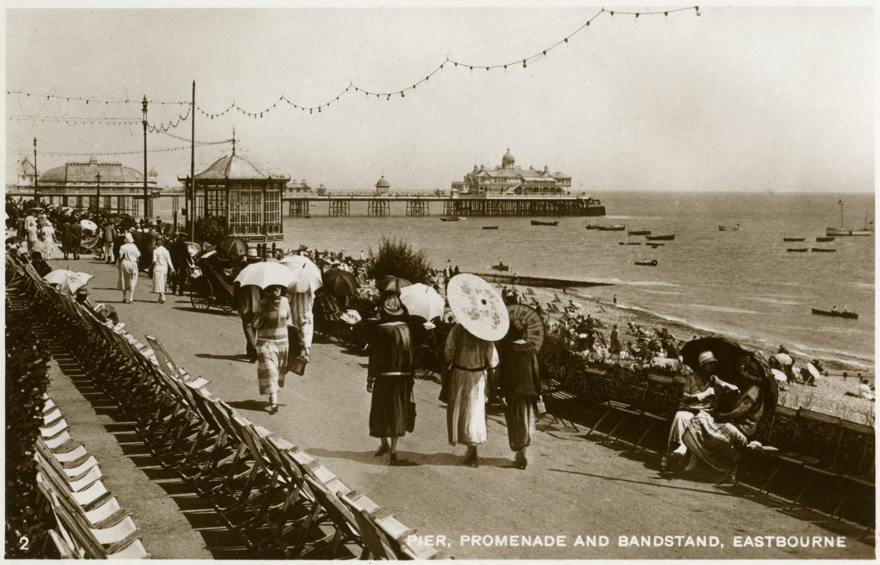 Molo, promenáda a hudební stánek, Eastbourne, Sussex, 20. léta 20. století od Unbekannt