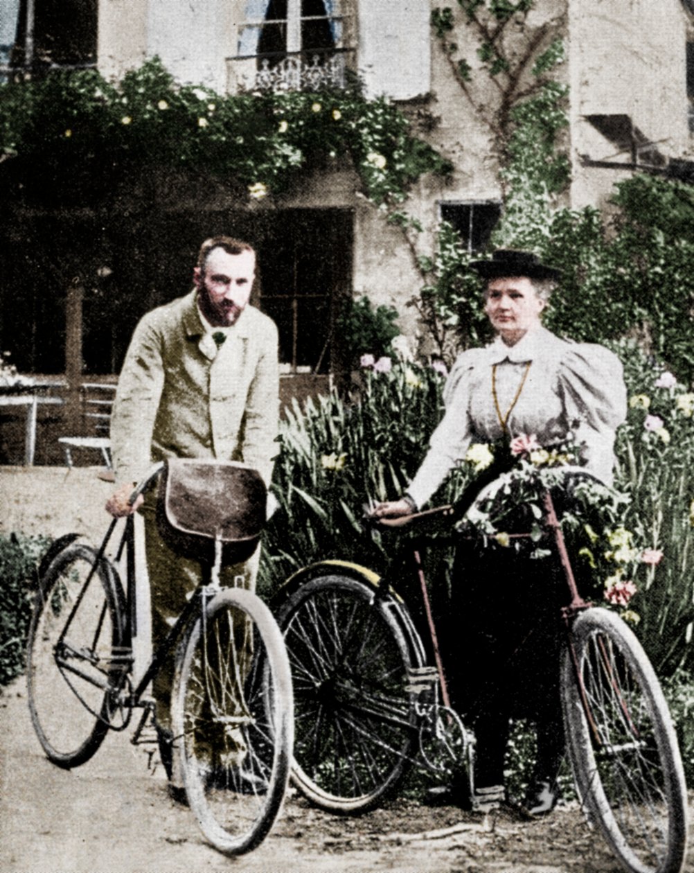 Pierre a Marie Curieovi, francouzští fyzici, připravující se na cyklistiku od Unbekannt