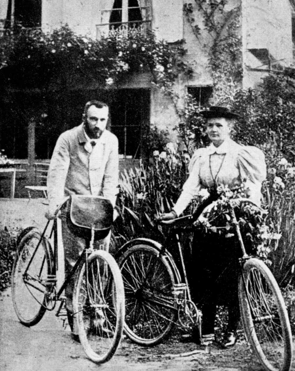 Pierre a Marie Curieovi, francouzští fyzici, připravující se na cyklistiku od Unbekannt