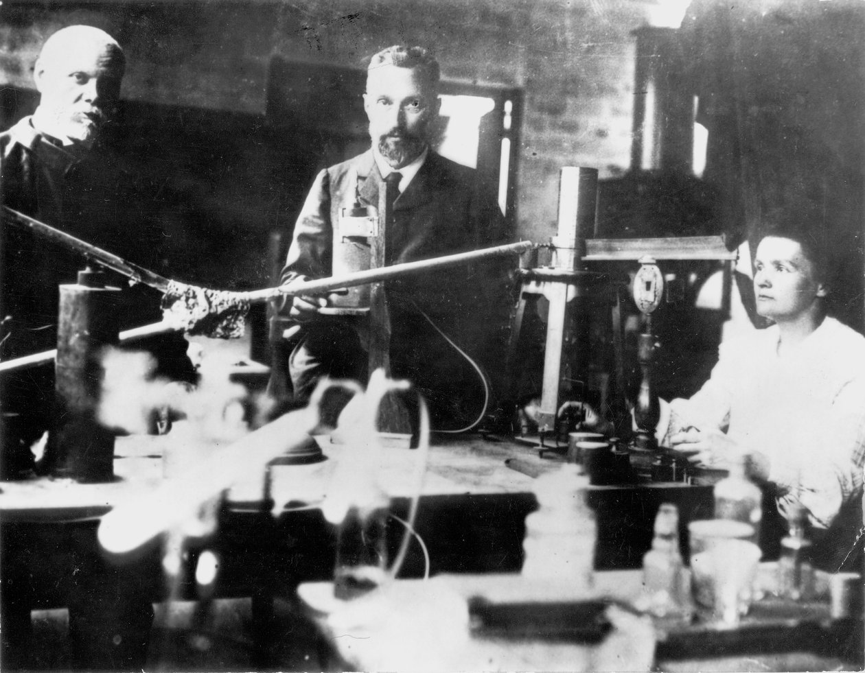 Pierre a Marie Curieovi, francouzští vědci, při práci v laboratoři od Unbekannt