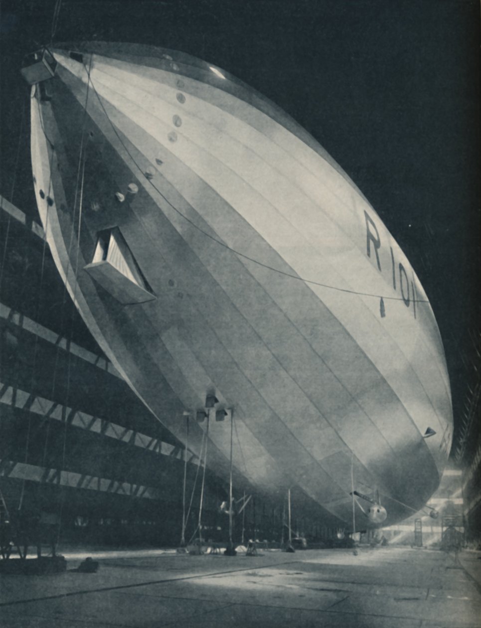 Připravena v obrovské síni jejího rodiště, připravena vzít křídlo, c1935 od Unbekannt