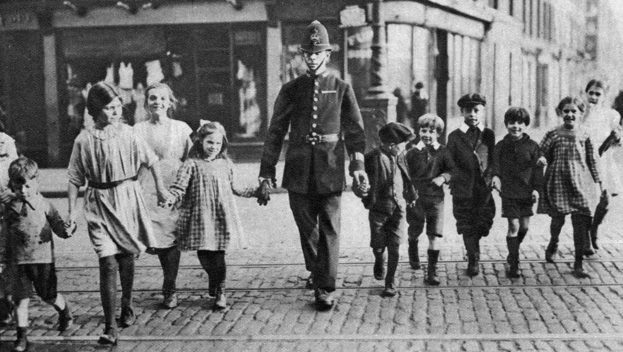 Policista pomáhá školákům přes silnici, East End, Londýn, 1926-1927 od Unbekannt