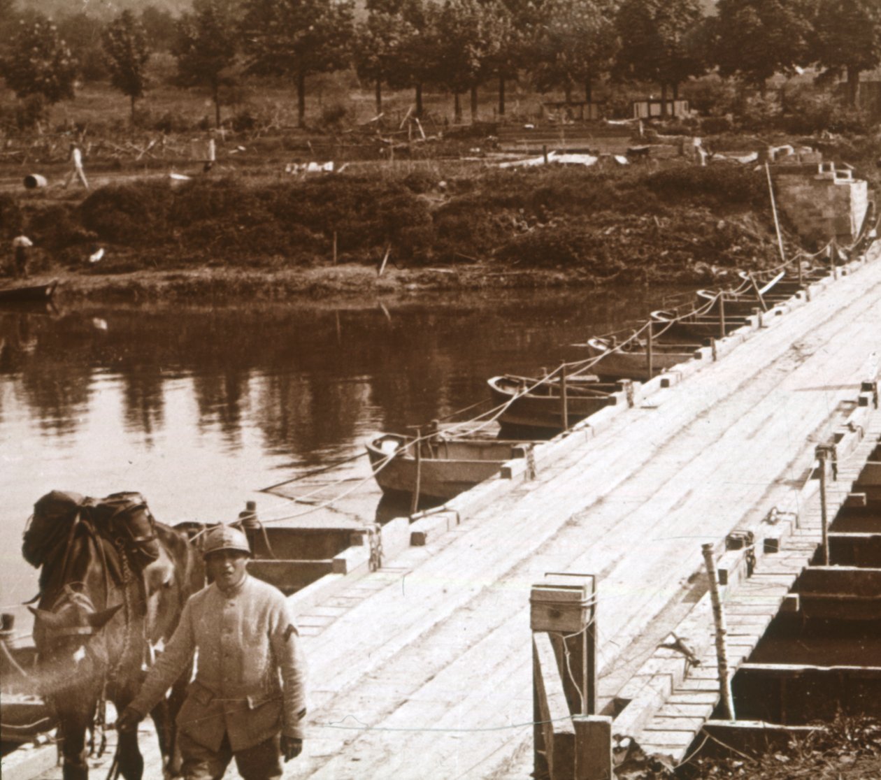 Pontonový most přes řeku Aisne ve Venizel, Aisne, Francie, c1914-c1918 od Unbekannt