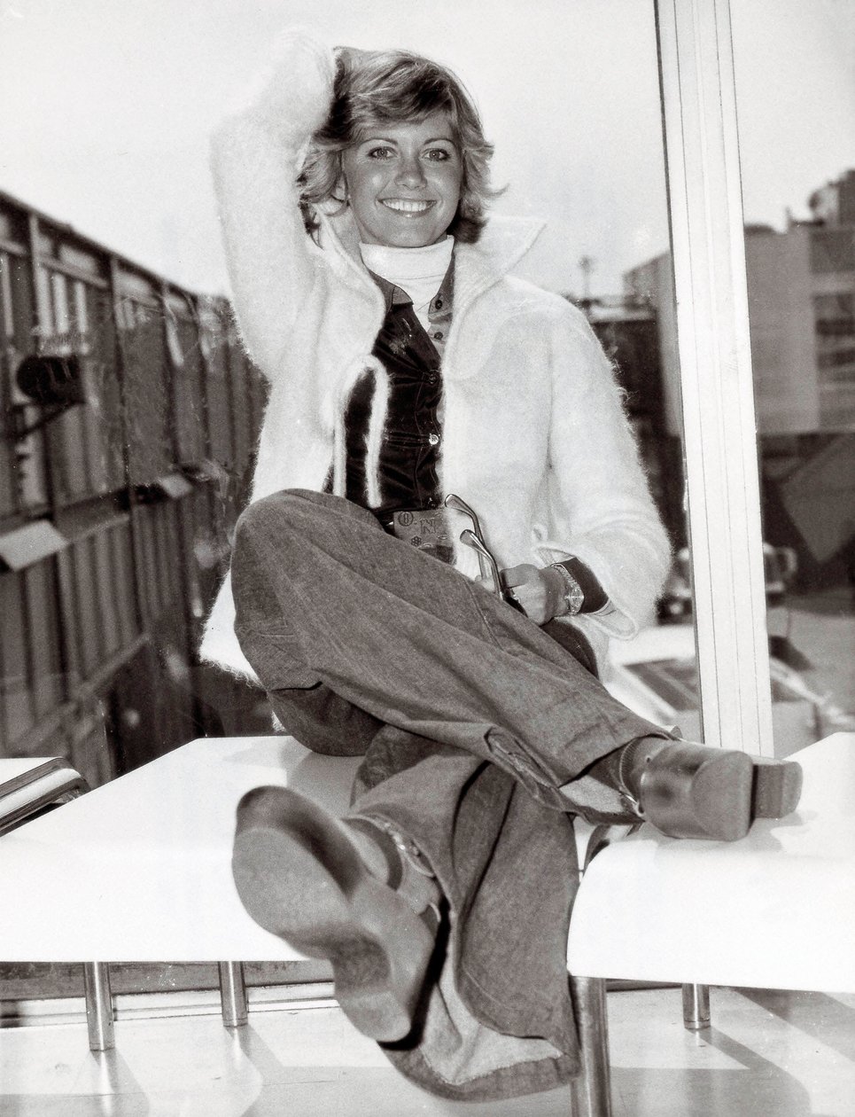 Portrét australské zpěvačky a komičky Olivie Newton John (nar. 1949), Londýn, 23.5.1975 (čb foto) od Unbekannt