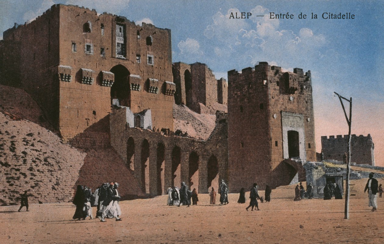 Pohlednice zobrazující vchod do Citadely v Aleppu, kolem roku 1920 (barevné fotolitho) od Unbekannt