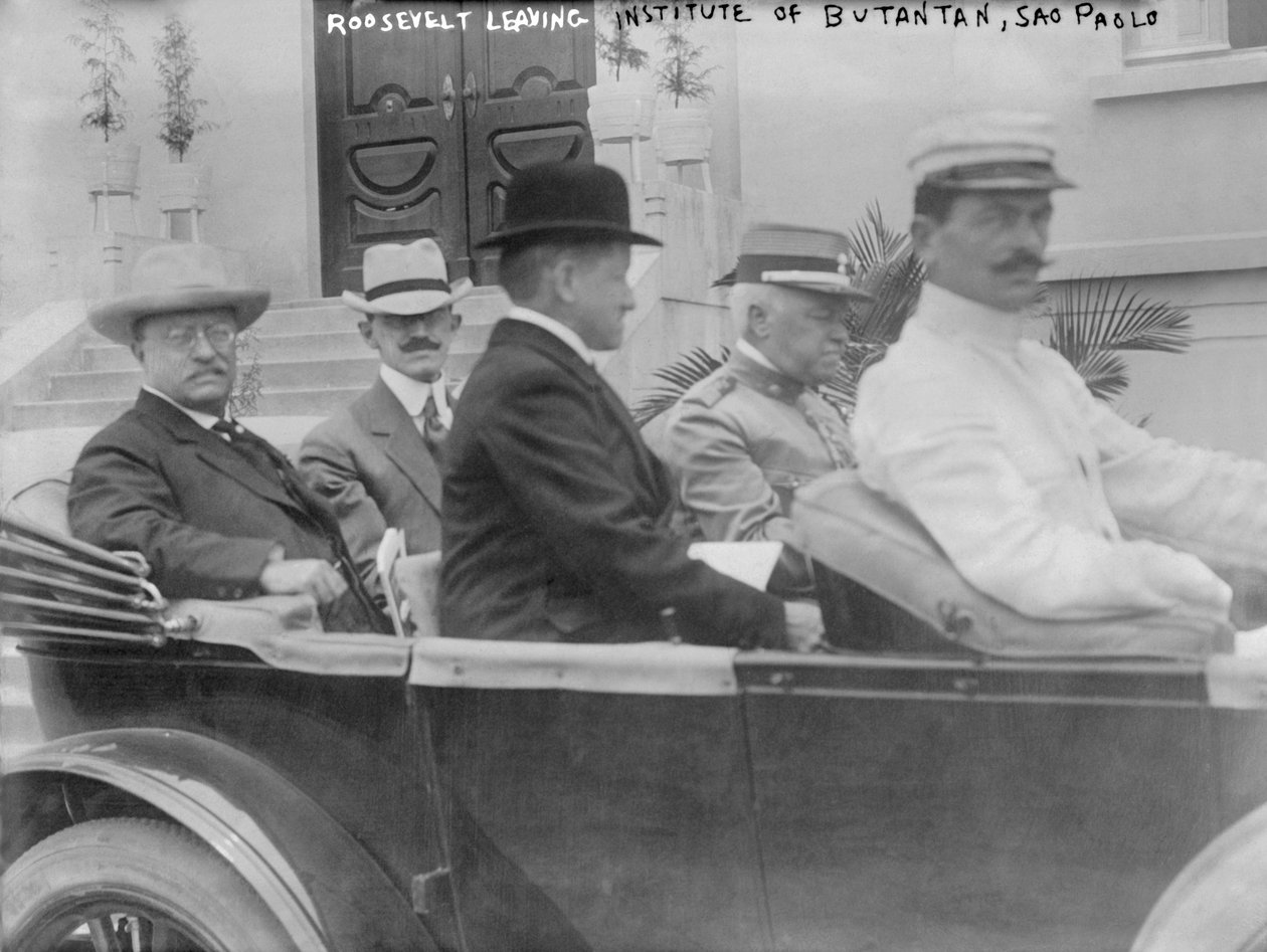 Prezident Roosevelt opouští Butantanský institut v Sao Paulu s ministrem zahraničí Altino Arantesem od Unbekannt