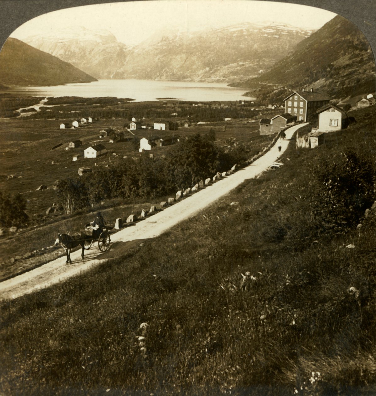 Pěkná vesnice s horskými hradbami a jezero Roldal, v drsném západním Norsku, c1905. od Unbekannt