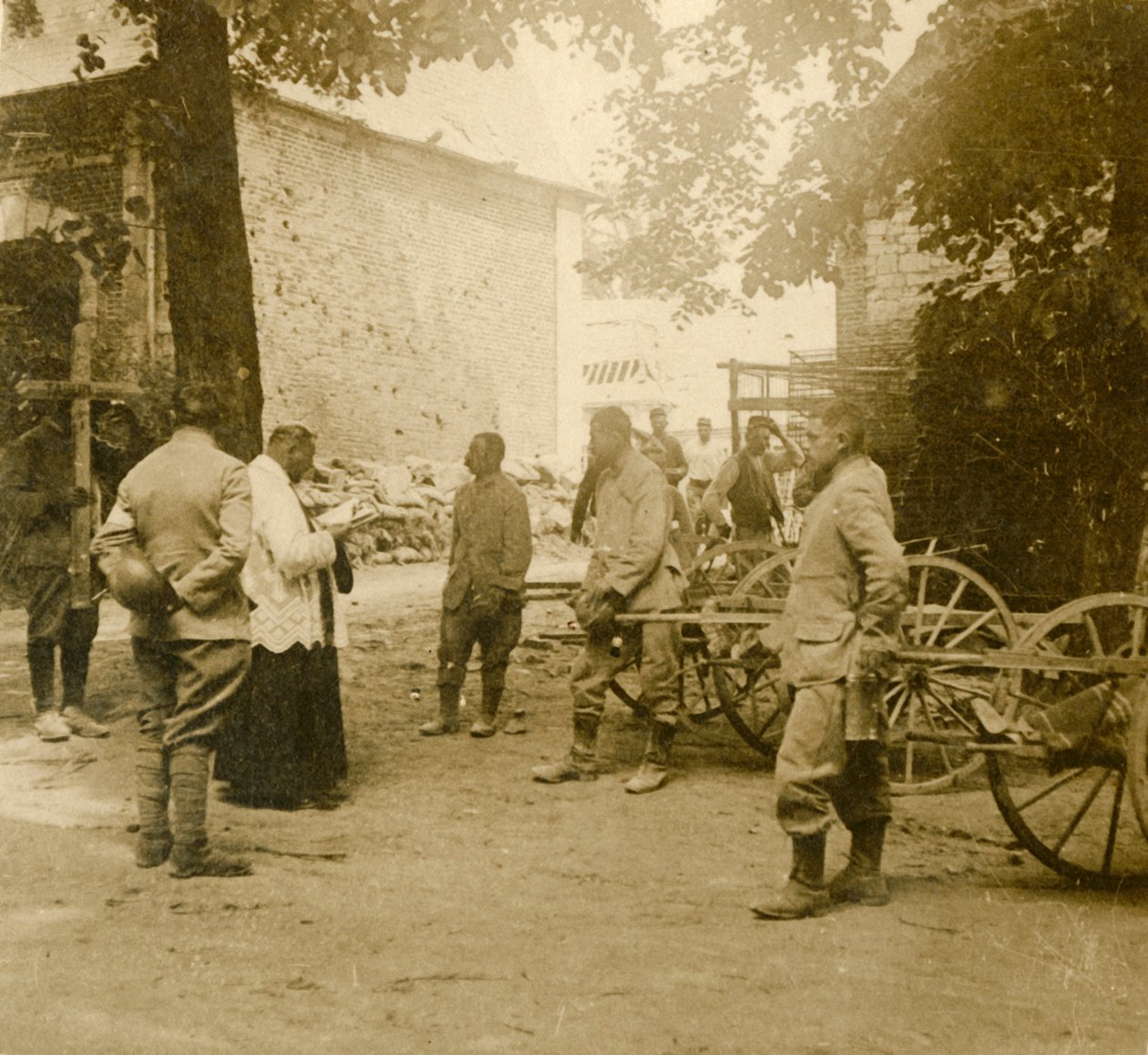 Kněz říká mši pod širým nebem, c1914-c1918 od Unbekannt