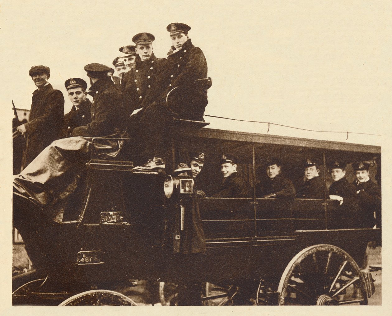 Princ Albert přijíždí do Devonportu, aby se nalodil na křižník Cumberland, 1913, 1937 od Unbekannt