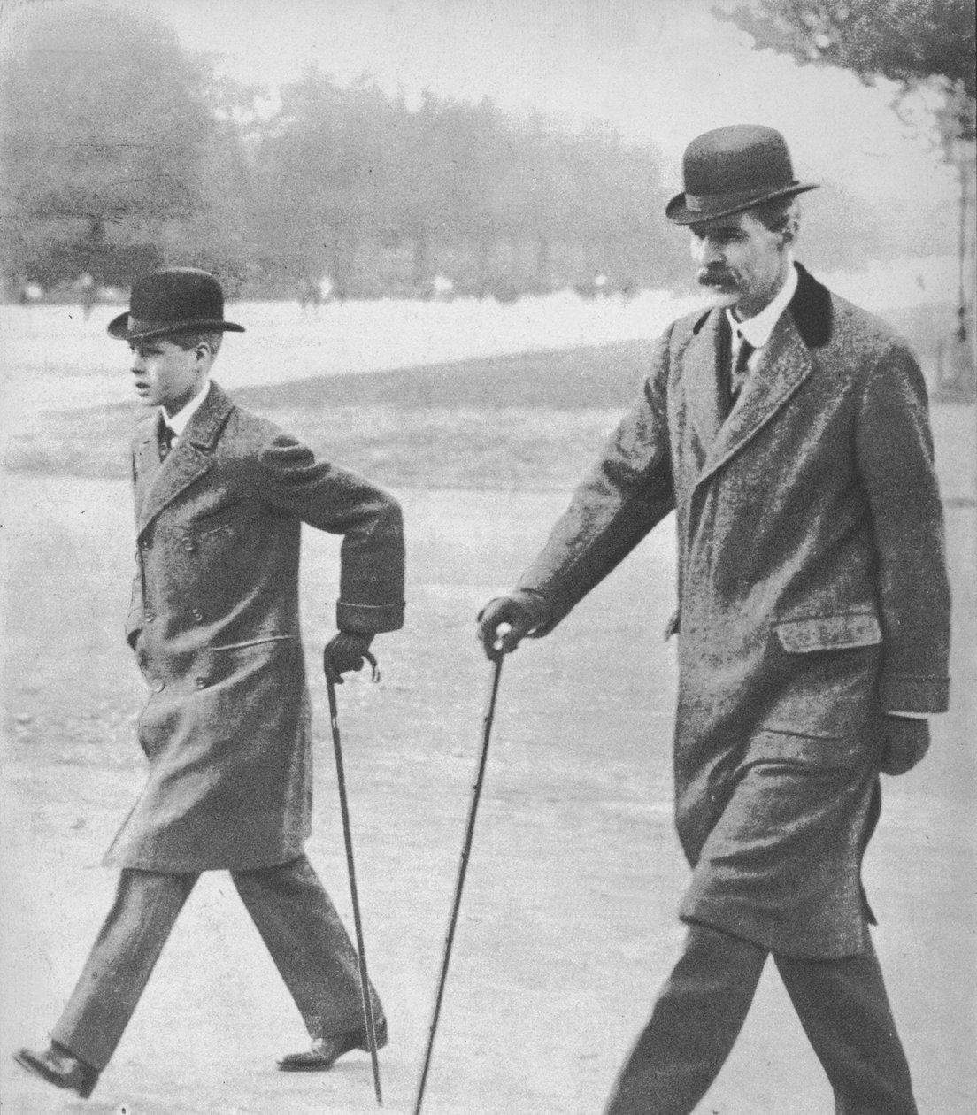 Princ Edward na procházce s panem HP Hansellem, jeho učitelem, v Auteuil, Francie, 1912 1936. od Unbekannt