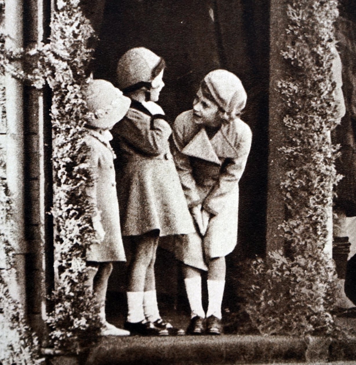 Princezna Elizabeth, princezna Margaret a jejich sestřenice Margaret Elphinstoneová během Royal Highland Society v Princess Royal Park (černobílá fotografie) od Unbekannt