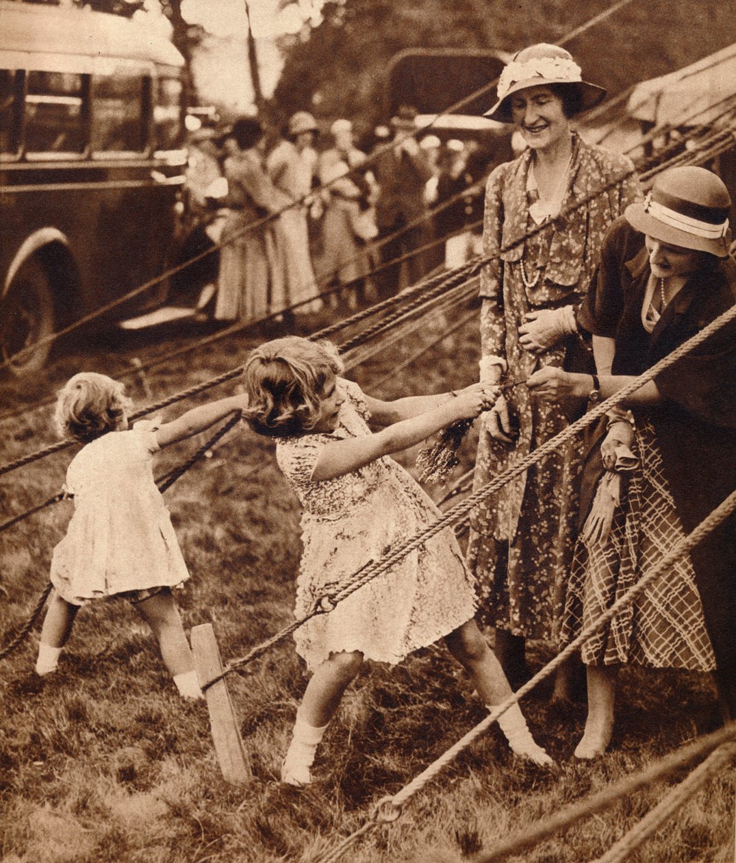 Princezna Alžběta a princezna Margaret přitahují svou váhu, 30. léta 1935 od Unbekannt