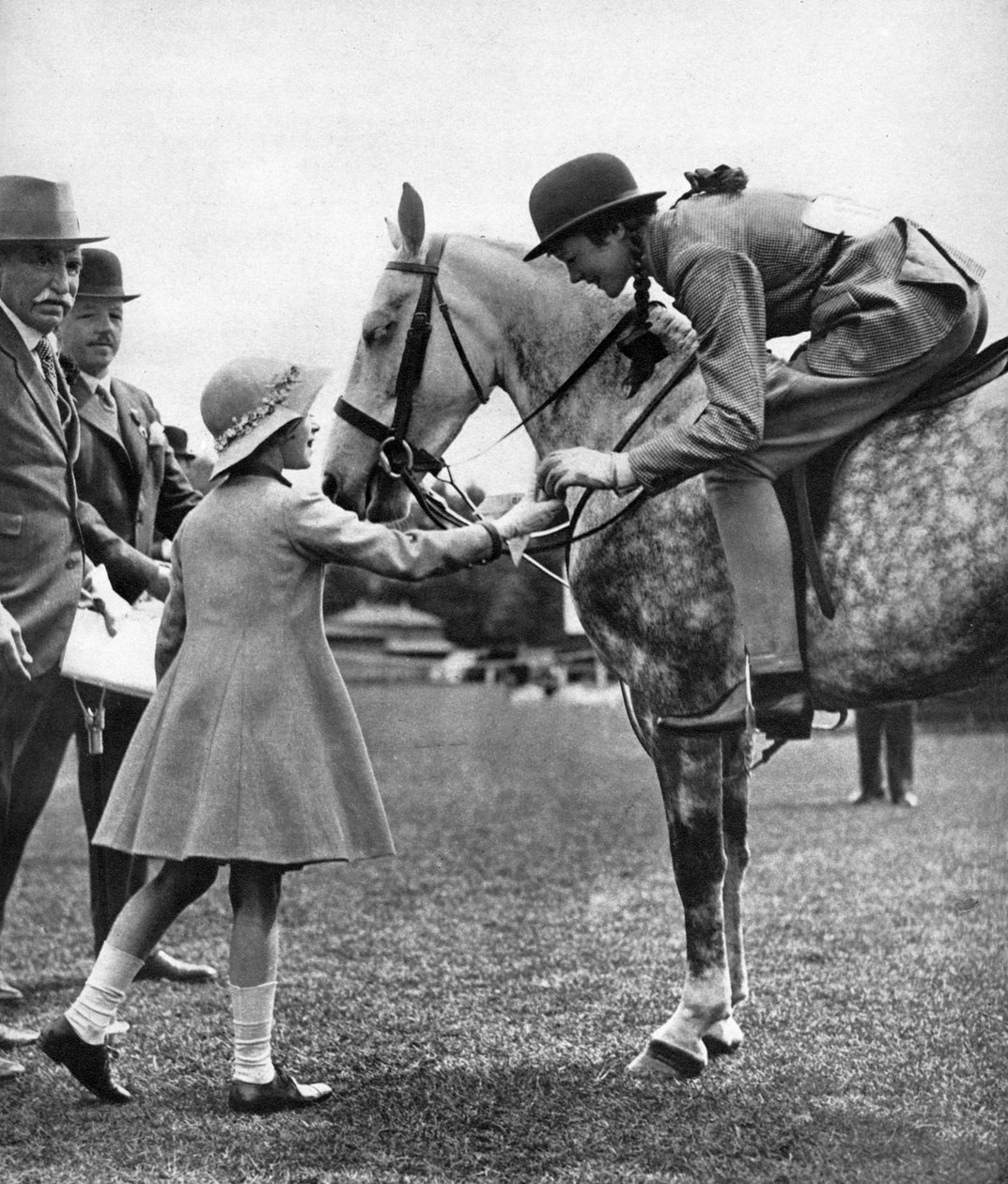 Princezna Elizabeth na Dni dětí, Richmond Horse Show, c1936 od Unbekannt