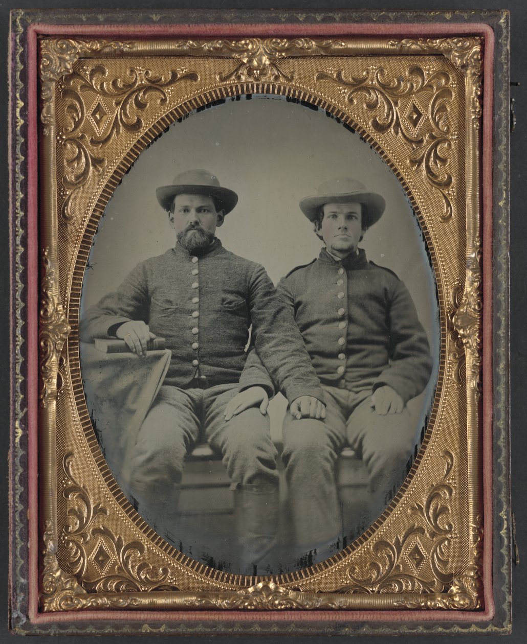 Vojín Charles Chapman z roty A, 10. Virginia Cavalry Regiment, vlevo a neidentifikovaný voják od Unbekannt