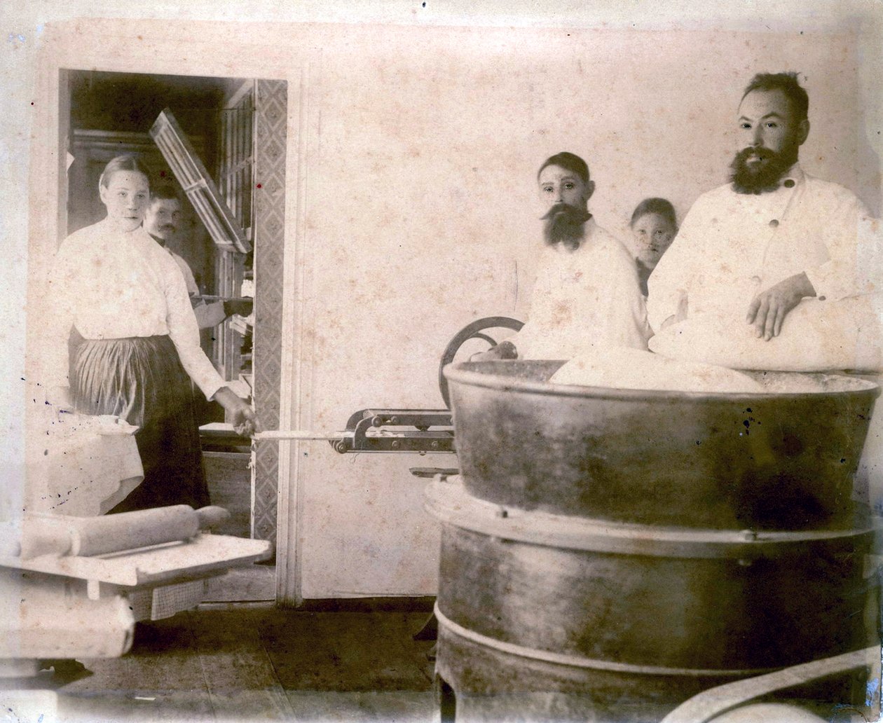 Výroba koláče z minerální vody, Yessentuki, Rusko, 1900. od Unbekannt