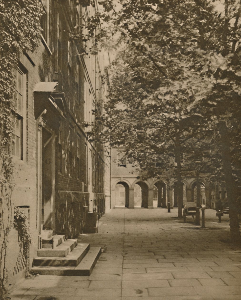 Pump Court ve svém letním oděvu z listí a slunečního světla, c1935. od Unbekannt