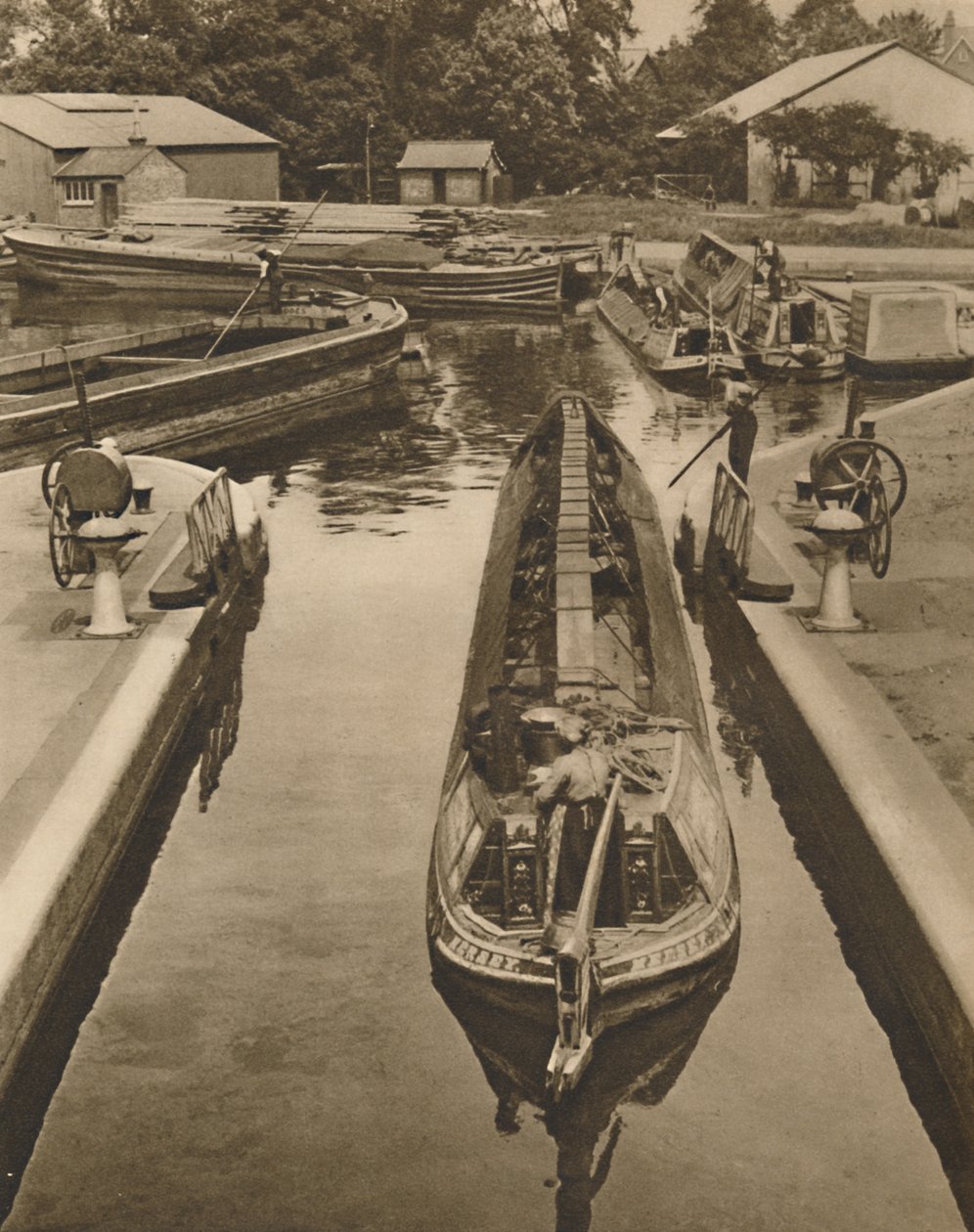 Tlačení opičí lodi přes zdymadlo v Brentfordu, c1935. od Unbekannt