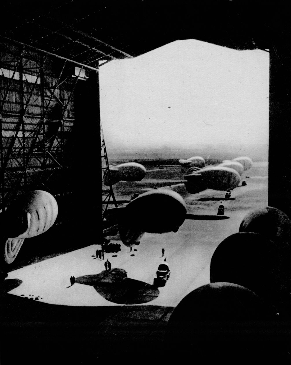 Umístění balonů do hangáru, 1943 od Unbekannt