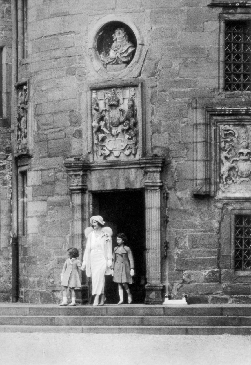 Královna Alžběta s princeznami Elizabeth a Margaret Rose, Glamis Castle, Skotsko, 1937 od Unbekannt