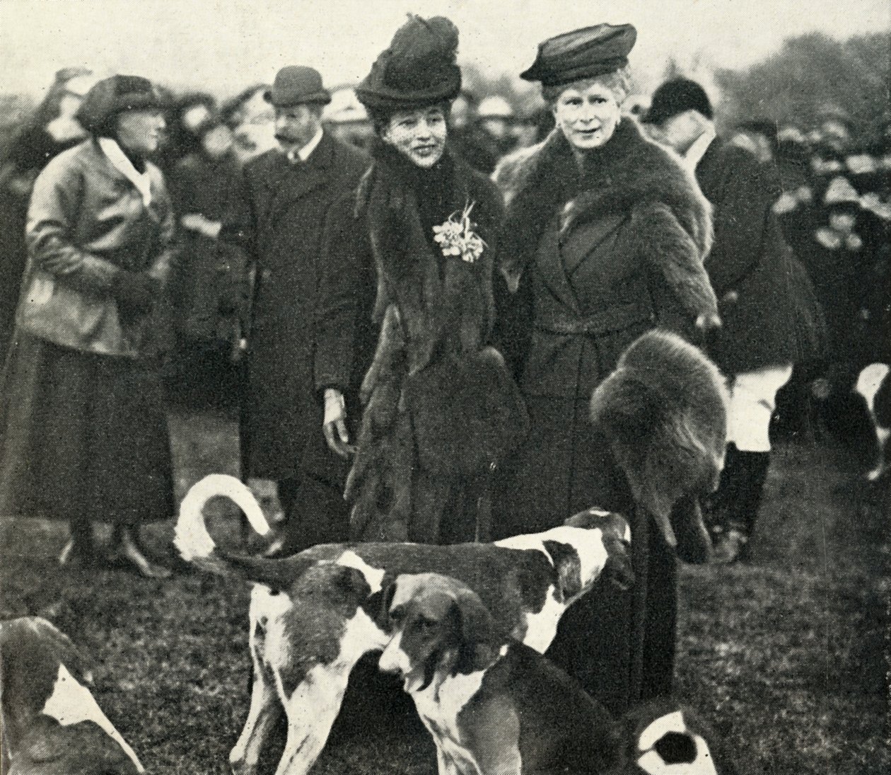 Queen Mary a Queen Alexandra na setkání West Norfolk Hunt v roce 1920, 1951. od Unbekannt