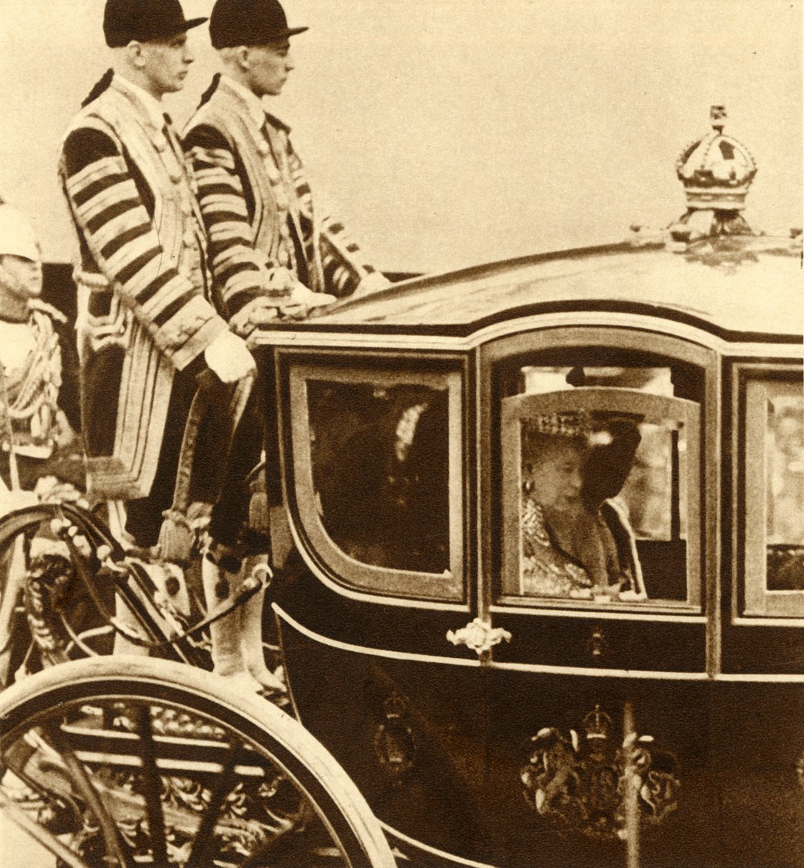 Queen Mary, ve svém kočáru skla, doprovázená královnou Maud Norska, 1937 od Unbekannt