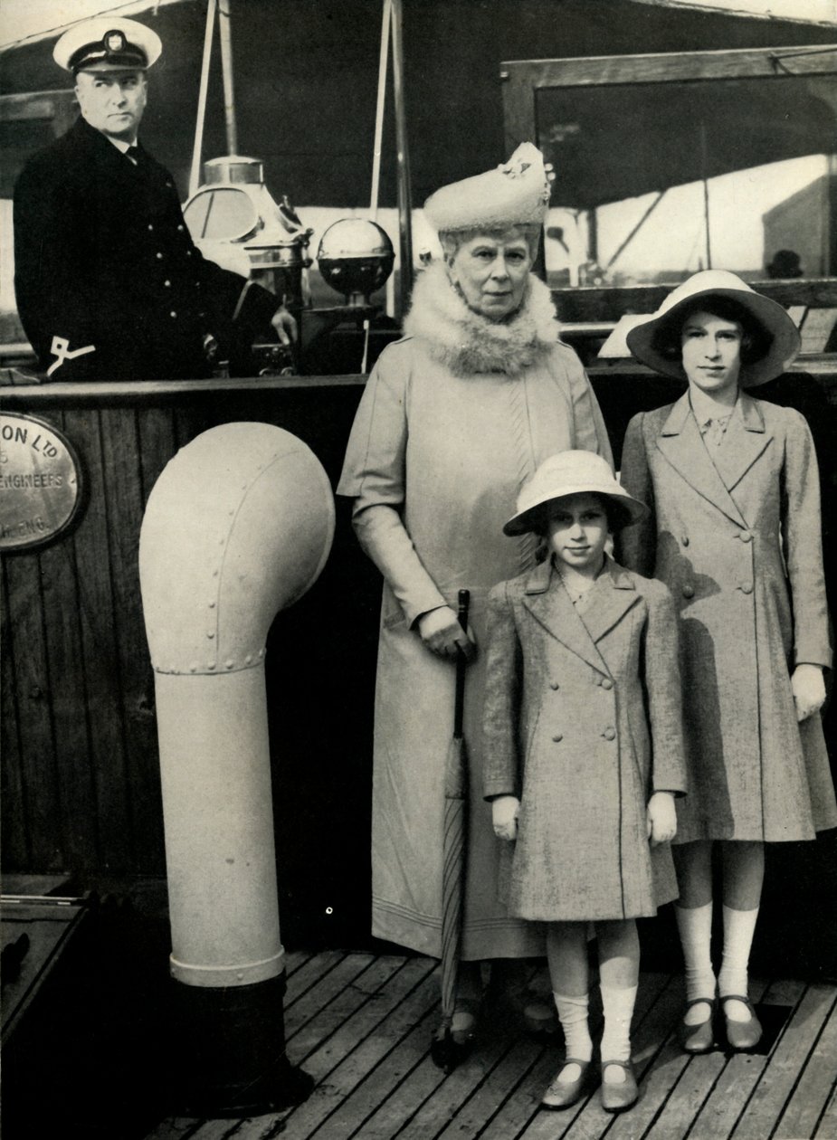 Queen Mary se svými vnučkami, 30. léta, 1951. od Unbekannt